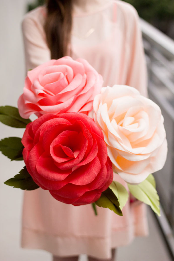 Drei riesige Rosen aus Krepppapier, rote rosa und weiße Papierrose, schönes DIY Geschenk 