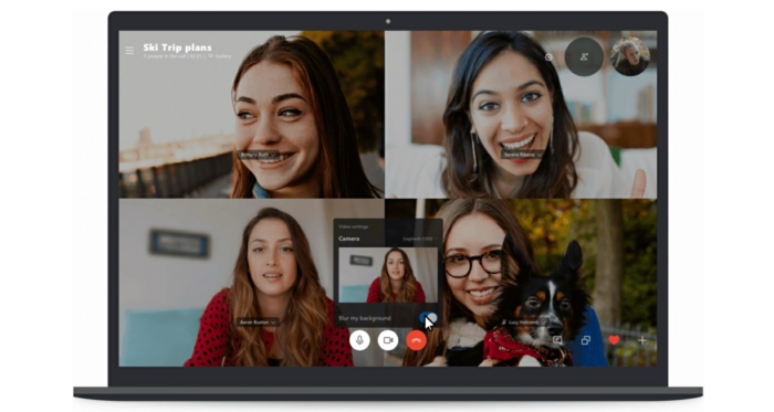 vier Freundinnen führen ein Video Gespräch über Schi Urlaub Skype weicher Hintergrund
