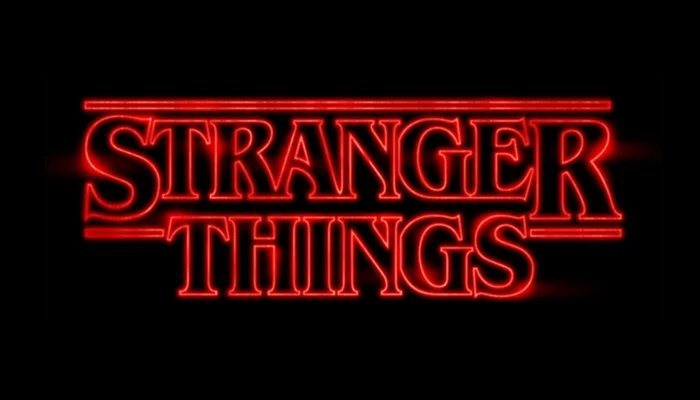 Stranger Things, schwarzer Hintergrund, rote Buchstaben, die leicht leuchten