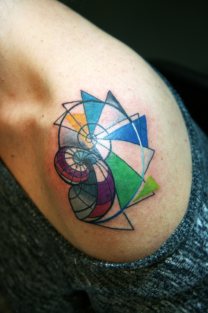dotwork tattoo, idee bunte farben, grün, blau orange, farben elemente tattoodesigns