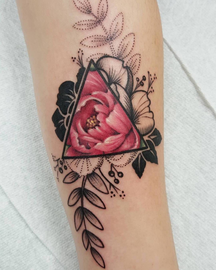 tattoo bilder ideen, frauentattoos design zum entlehnen, eine rosarote rose in dreieck stecken, konturen, über die grenzlinien gehen