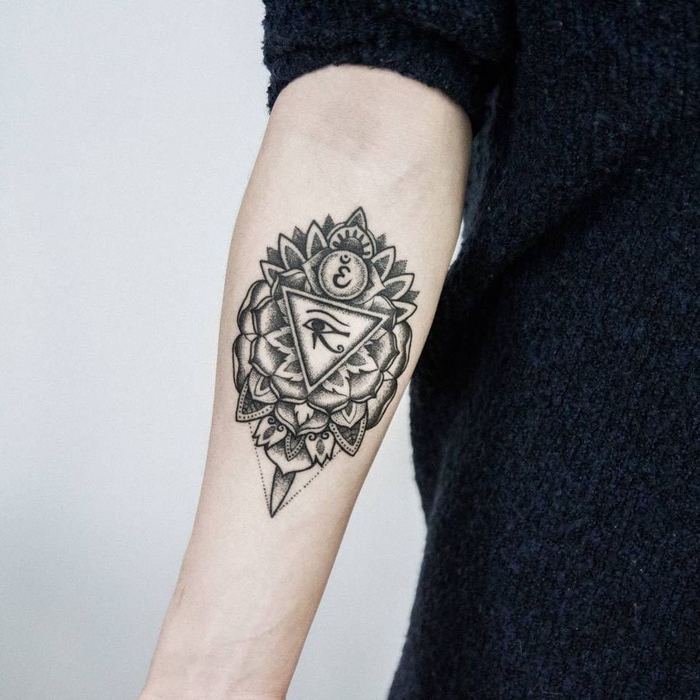 kompass tattoo ideen inspiriertes tattoo von ägypten, das auge von ammon ra, glückssymbole