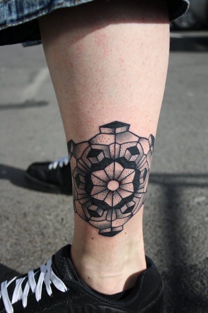 tattoo styles für jeden, geometrische gestaltung von tattoo am beid, unterbein, schwarze sneakers