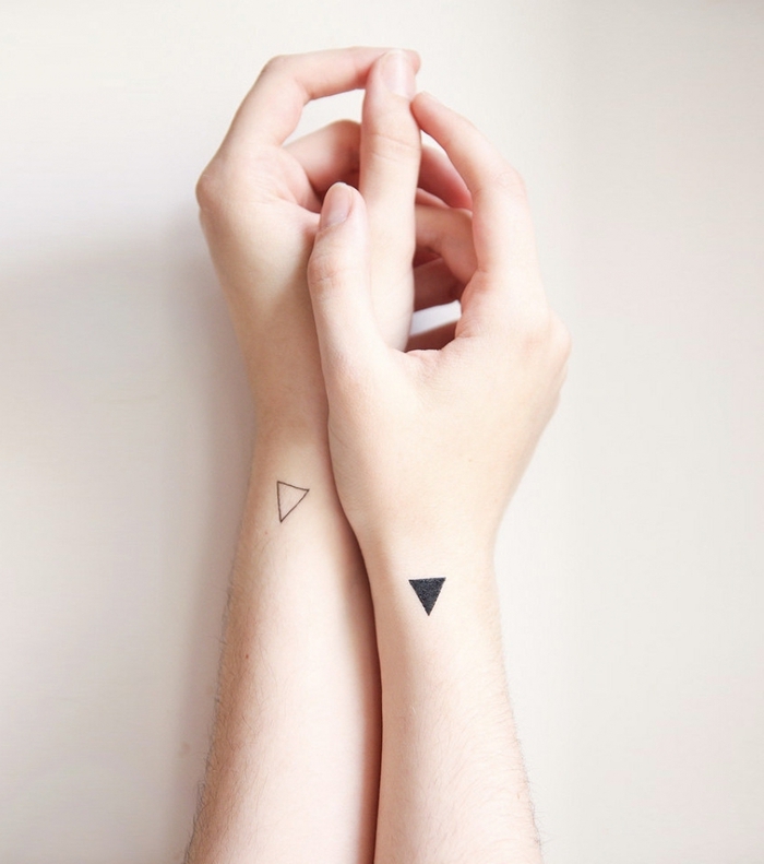 tattoo styles für paare, zwei kleine dreiecke auf der hand von jedem von den beiden, ausgemalener dreieck und konturen davon