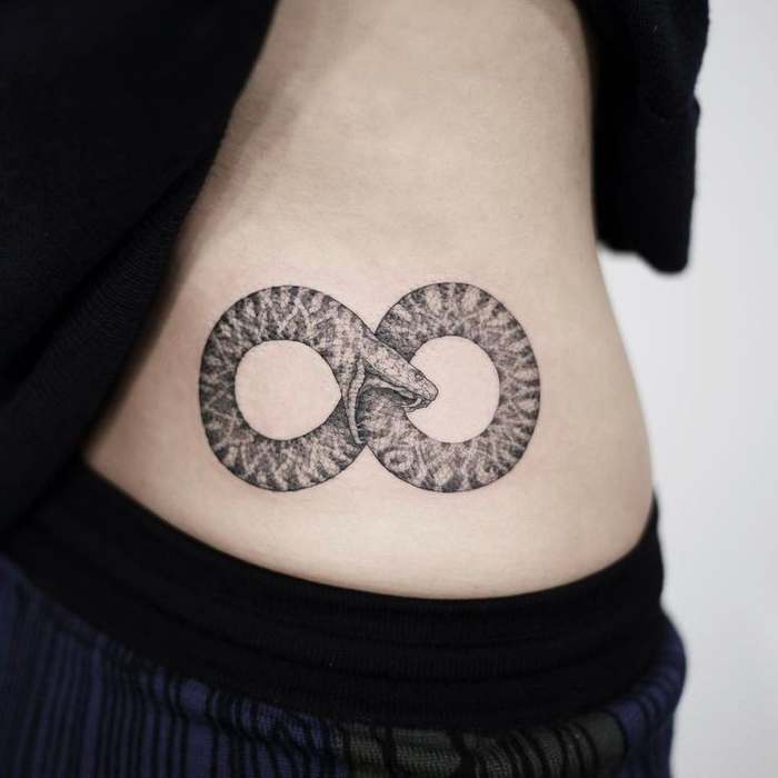 geometrsiche tattoos, das zeichen von ewigkeit von einer schlange gemacht und am körper tätowiert