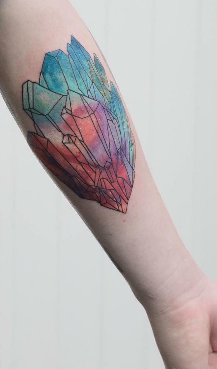 geometrische tattoos mit großer bedeutung, bunte kristalle, bunte steine, deko am körper
