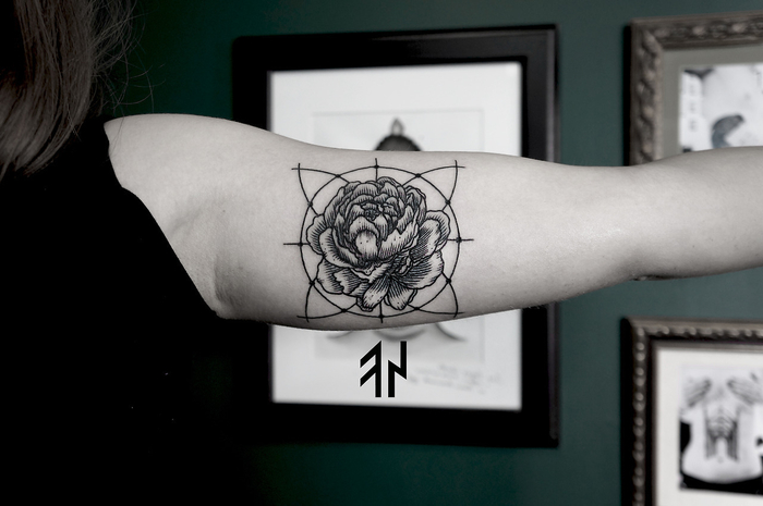 kompass tattoo, bild, blume in runden konturen gesteckt, schönes schwarzweißes tattoodesign für frauen