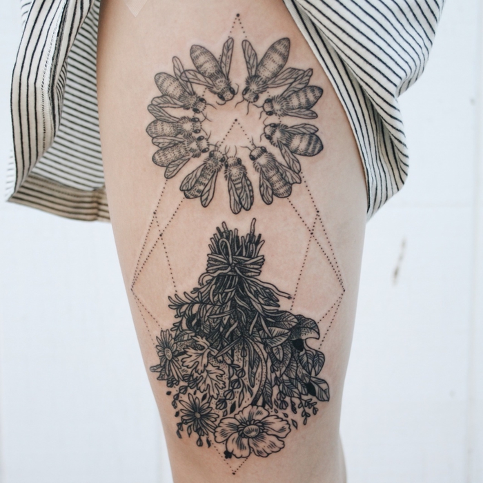 tattoo arten zum inspirieren, symbolik und idee, blumentattoo in kombination mit abzeichnung von vielen bienen