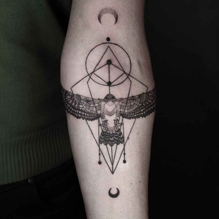 aquarell tattoo ideen muster beispiele, vogeltattoo ein großes vogel mit offenen flügeln, geometrische formen