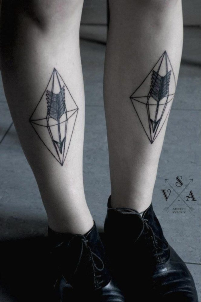 aquarell tattoo ideen zum nachmachen, designs und ideen geometrische gestaltung, zwei gleiche muster an den beiden beinen