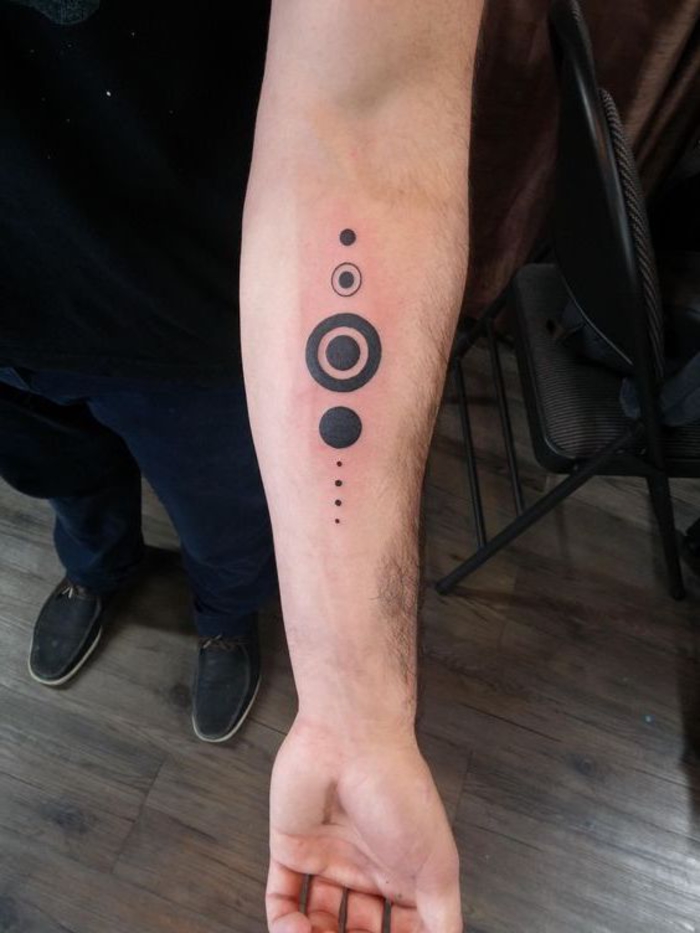 dotwork tattoo idee mit punkten und größeren runden formen, alles im leben ist ein kreis