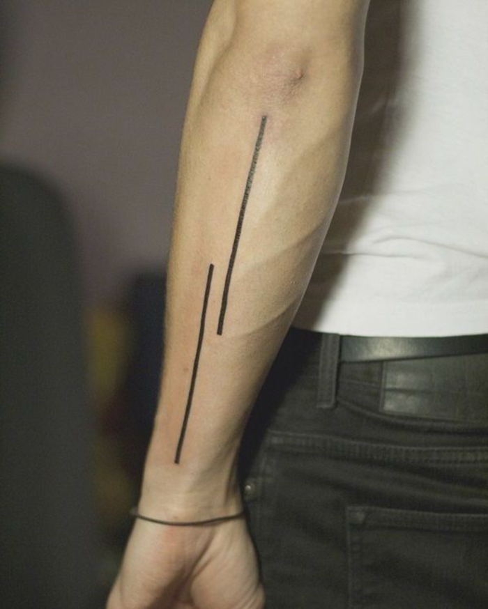 dotwork tattoo zwei paralelle linien, die neben einander gehen, schwarze linien symbolisieren schicksal