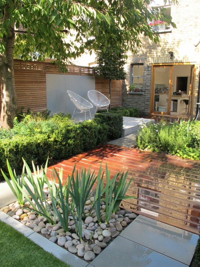 Terrassendiele, Kleine Steine und Beete, niedrige Hecke, zwei weiße Stühle, Gartengestaltung Beispiele