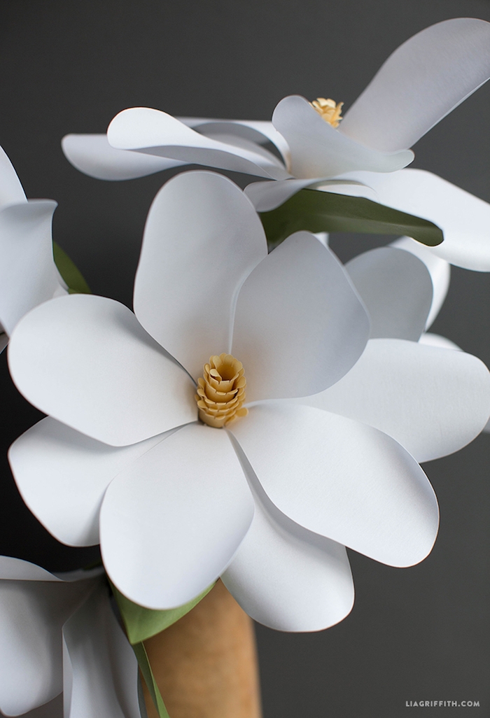 Schöne weiße Blumen aus Papier, Blumenstrauß aus Papier zum Muttertag schenken