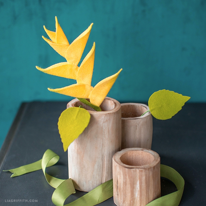 Handgemachte Blumen aus Filz in Vasen aus Holz, grünes Dekoband, DIY Dekoartikel fürs Wohnzimmer 