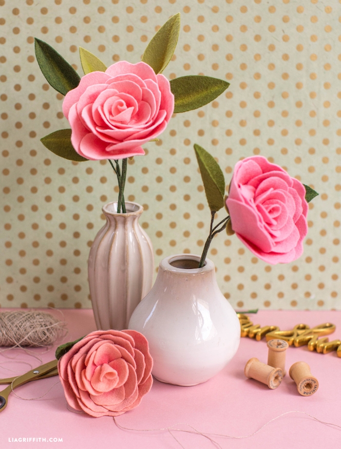 Handgemachte Rosen aus Filz in weißen Vasen, schöne Dekoration fürs Zuhause 