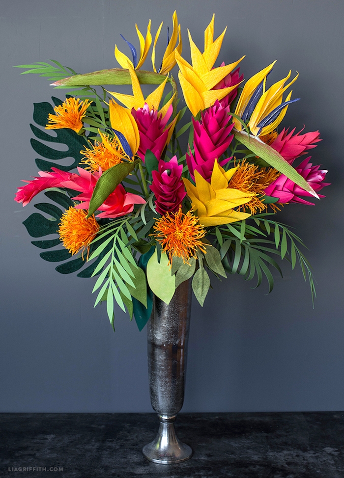 Bunter Blumenstrauß aus Papier für tropische Party, Ideen für DIY Tischdekoration