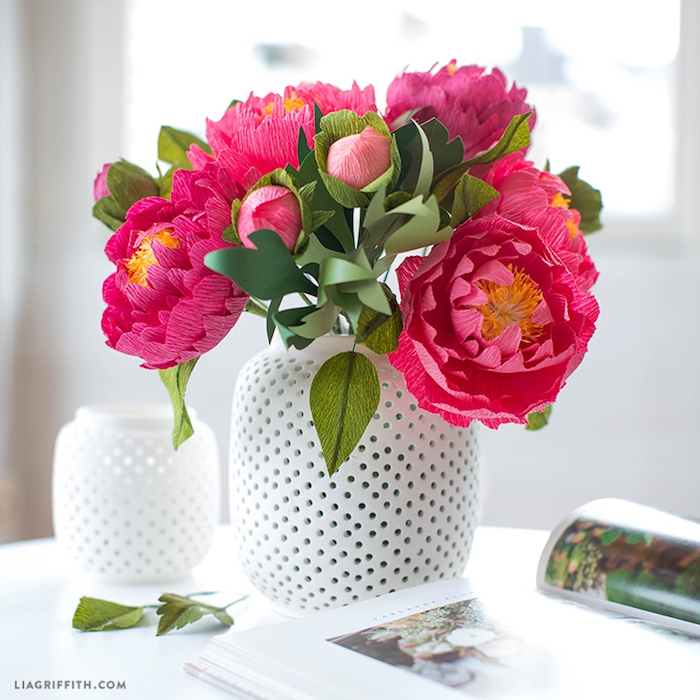 Pfingstrosen aus Krepppapier in weißer Vase, Blumen basteln, DIY Ideen und Anleitungen 