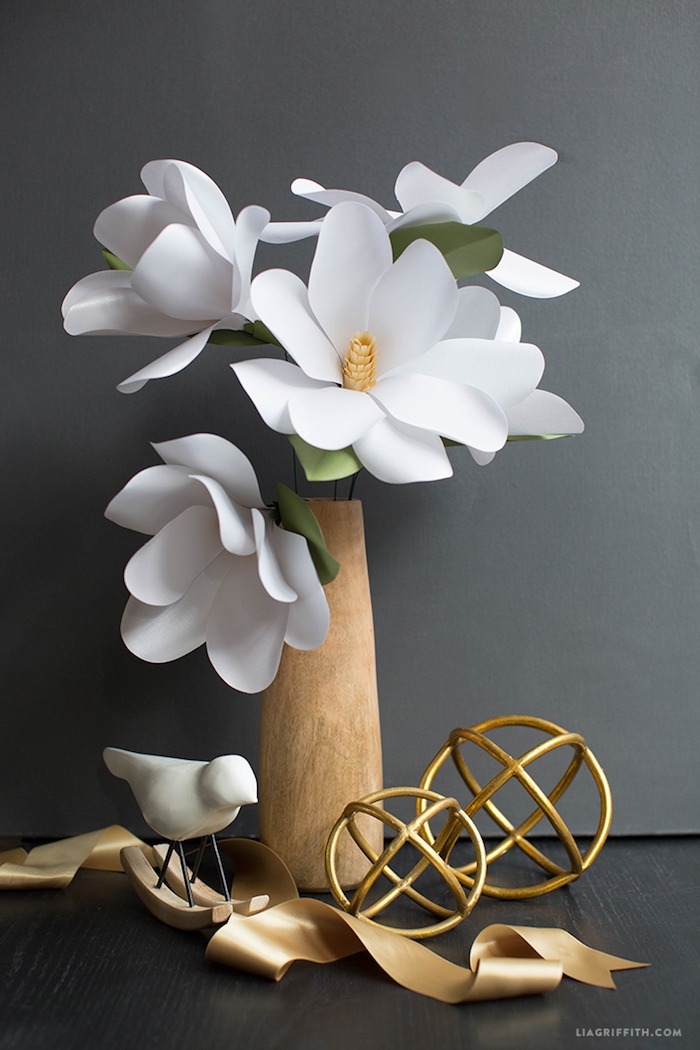 Weiße Blumen aus Papier in Holzvase, Idee für stilvolle Tischdekoration für Hochzeit oder andere Feier 