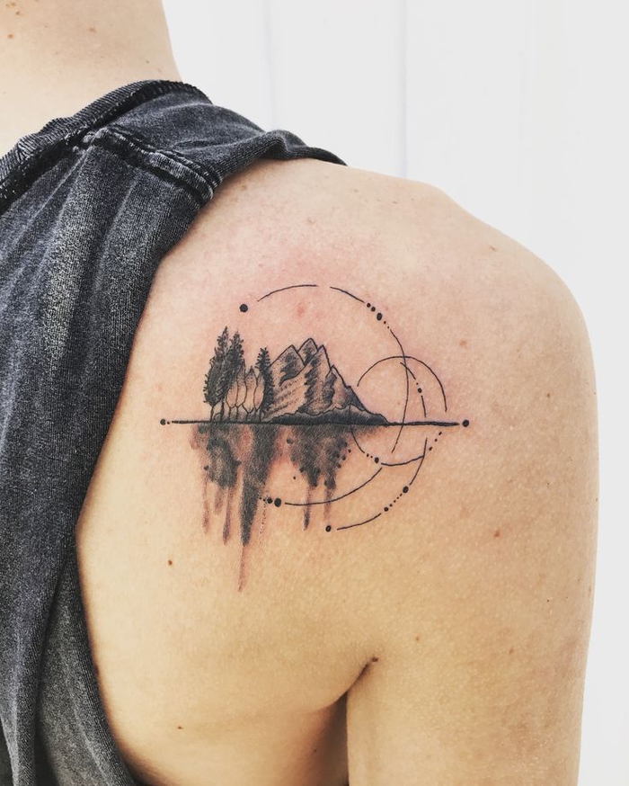 tattoo kompass ideen für maturmenschen, die gern immer bei sich ein foto von den wilden bergen und wasser haben