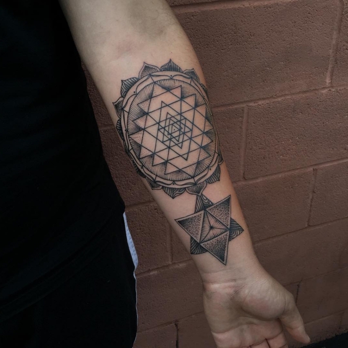 tattoo ideen männer schwarz weißes design von einer tätowierung unter an dem arm, stern und geometrische formen gestaltung