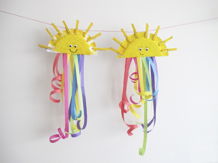 basteln Kindergeburtstag Dekorationen und Ideen, Pinata selber machen, kleine Sonnen aus Teller machen und mit buntem Papier verzieren, Regenbogen Muster
