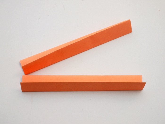 Bastelanleitungen, ein DIY Projekt aus Papier für Kinder gedacht, oranges Papier falten