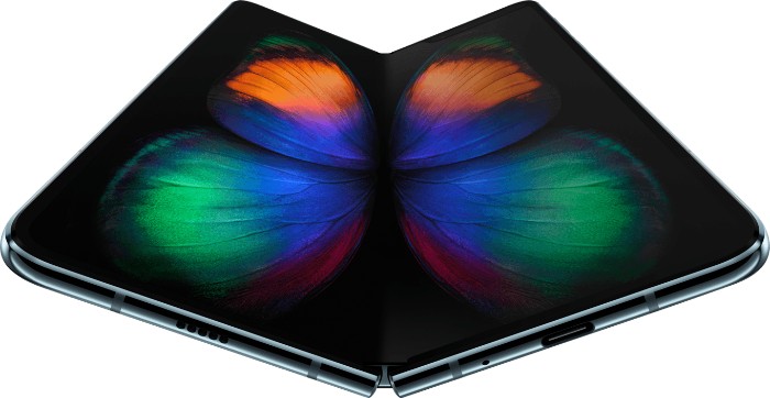 großer fliegender und bunter Schmetterling, ein schwarzes Smartphone mit zwei displays, das reste faltbares Samsung Smartphone Galaxy Fold 
