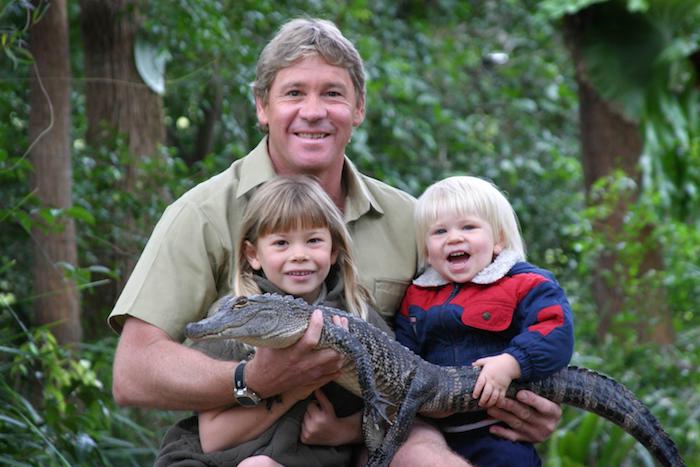 der krokodiljäger steve irwin und seine zwei kleine kinder in der dschungel und ein kleiner grüner krokodil, viele grüne pflanzen