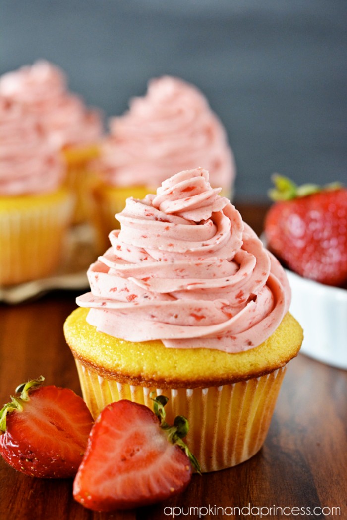 yogurtte kuchen, muffin rezepte zum ausprobieren, sponge kuchen in muffinform, erdbeeren joghurt creme toping