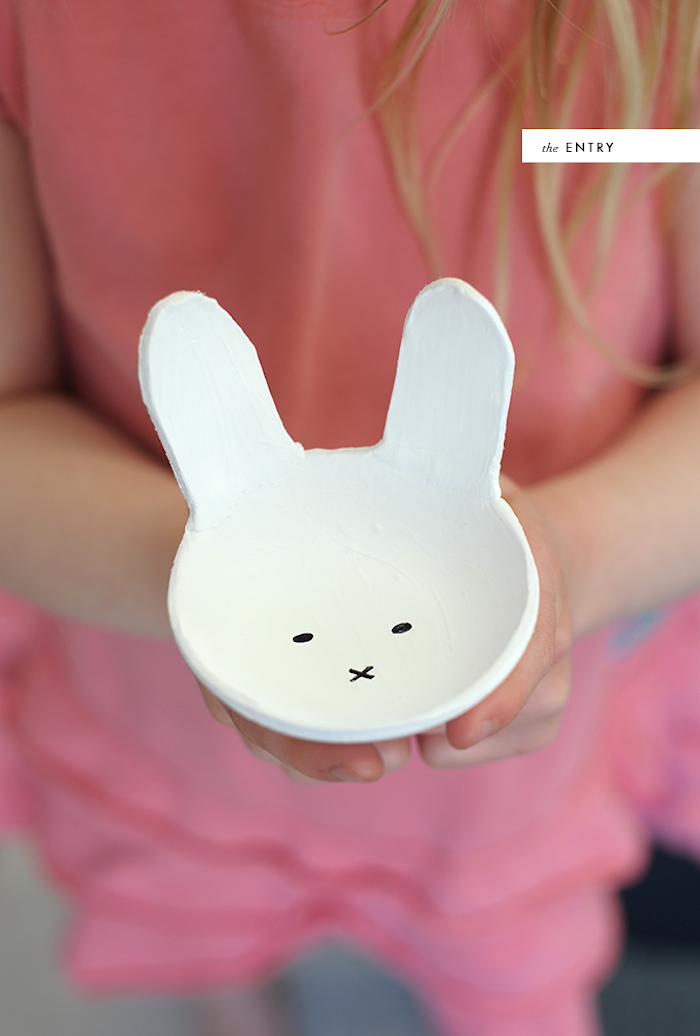 Kleine weiße Schüssel in Form von Hase aus Modelliermasse selber machen, DIY Idee für Ostern 