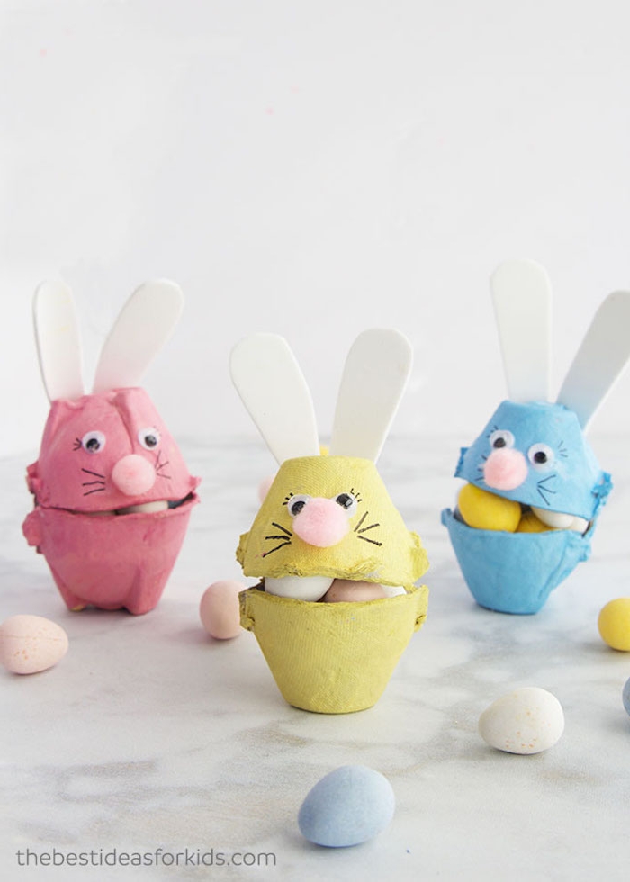 Bunte Osterhasen aus Eierkarton selber machen, mit kleinen Bonbons füllen, Ostergeschenke für Kinder 