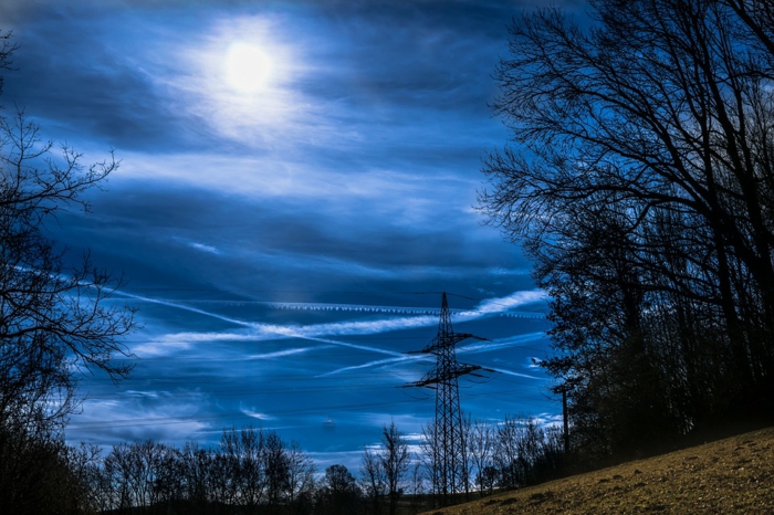 ein blauer Himmel mit Mond, die Welt bei Dämmerung, schöne Profilbilder zum Facebook