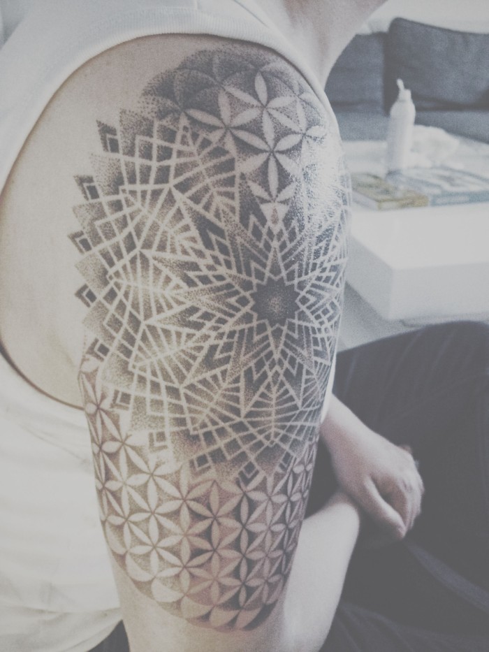 blume des lebens tattoo design idee mit vielen verschiedenen stilen, geometrische und milde formen, blumen