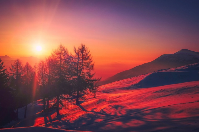 ein Bild beim Sonnenuntergang über die Berge, eine rote Sonne, ein hohes Gebirge, schöne Profilbilder