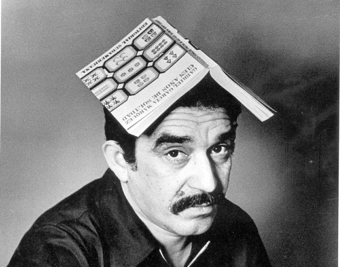 Marquez und sein Werk Hundert Jahre Einsamkeit, Marquez als junger Mann mit dem Buch auf dem Kopf