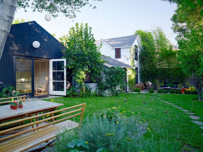 faszinierendes gartenhaus design idee, einfach zum gestalten, grüner garten mit schwarzem haus, sitzbank und tisch