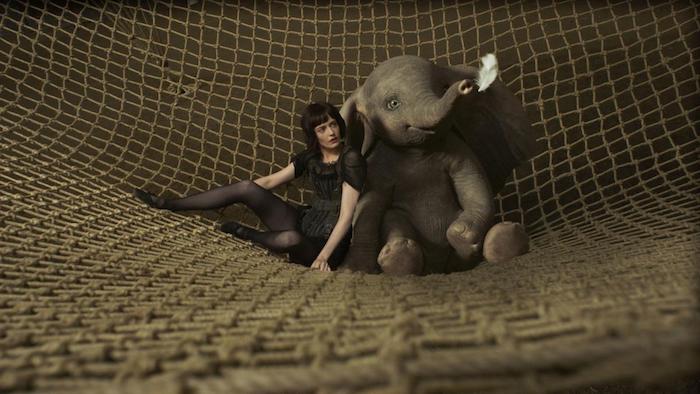 Eva Green im neuen Dumbo Film, niedliches Babyelefant spielt mit Feder 