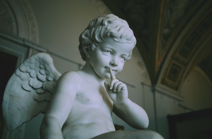 ein Engel Skluptur wie ein kleiner Junge mit Flügeln und lockigem Haar, Kunst Bilder, seien sie Leise Zeichen