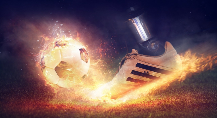 unique Bilder, ein Fuß von Roboter spielt Fußball mit solchen Geschwindigkeit, dass alles entzündet ist
