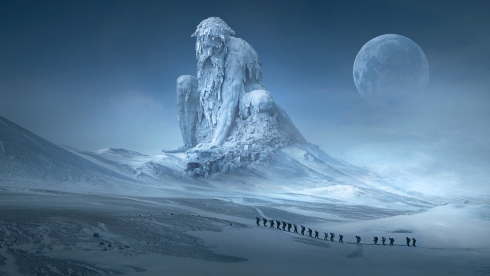 ein gefrorenes Bild von Gigant aus Eis mit langem Bard, kleine Menschen, die einen Berg steigen, der Mond, unique Bilder
