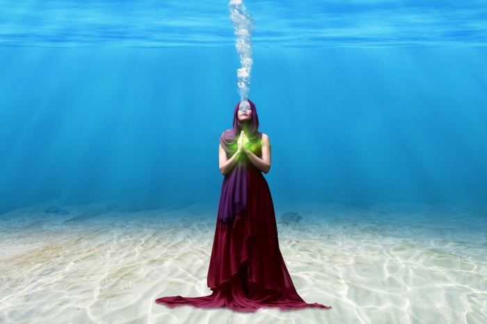 ein Bilder unter Wasser, gelber Sand, blaues Wasser, Mädchen mit rotem Kleid und lila Schal, coole Bilder