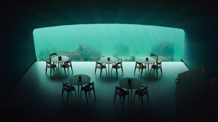 fünf tische aus holz und stühle aus holz in einem unterwasser lokal mit einem großen panoramafenster, meer, wasser