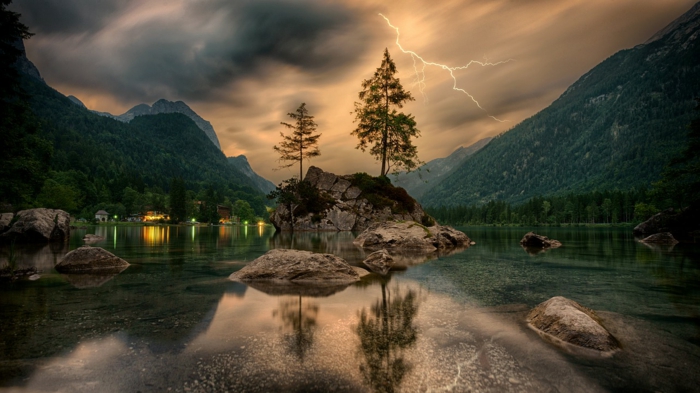 Blitze, ein Gebirge, zwei Bäume, klares Wasser, ein Landschaftsbild, Bilder modern zum Bewundern