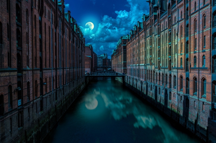 ein Fluss, der Mond und viele Gebäude um dem Fluss, tolle Bilder, viele Wolken, märchenhaft