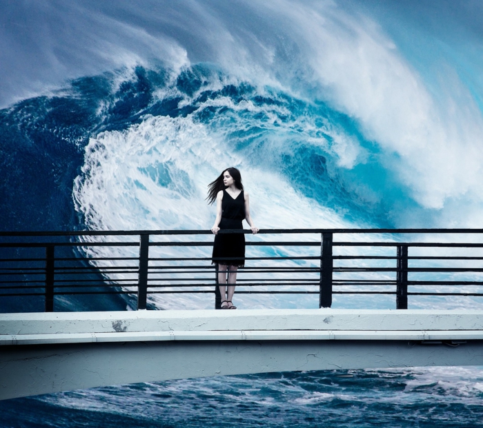 ein Mädchen das keinen Angst vor den Wellen hat, Mädchen mit einem schwarzen Kleid, coole Bilder