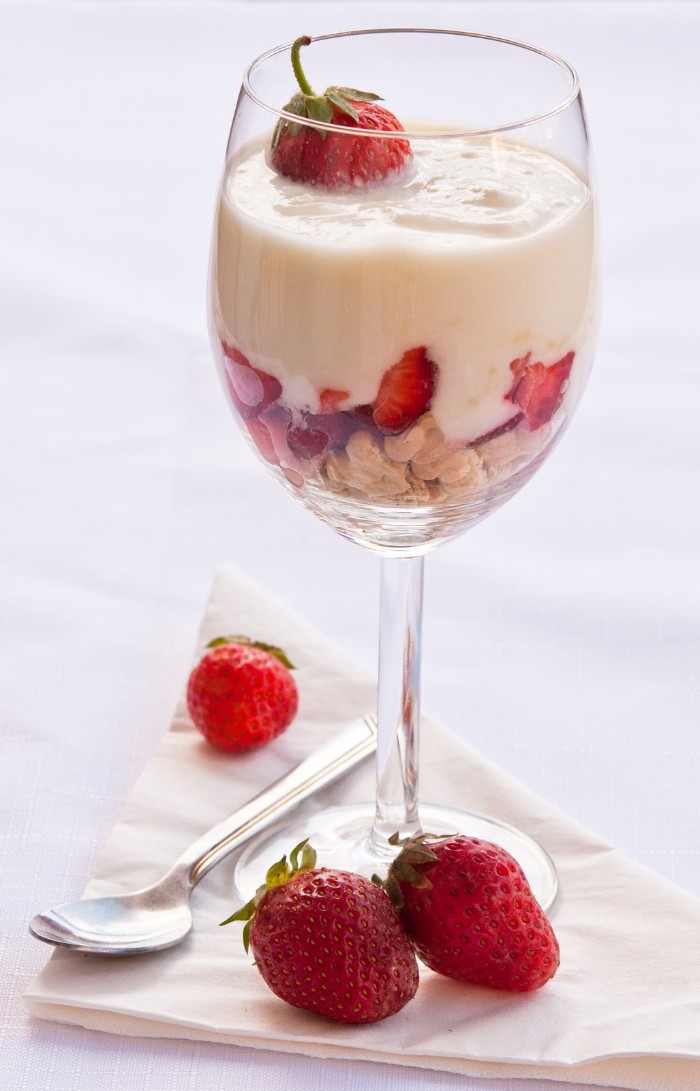 yogurette torte im glas mit müsli, joghurt und erdbeeren, gesund lecker und schnell