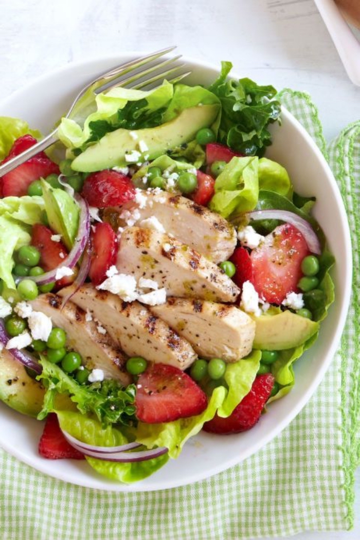 essen ohne kohlenhydrate, gesunder salat rezept, grüne salatblätter, bohnen, ziegenkäse