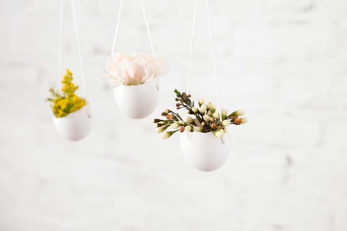 frühlingsdeko selber machen, hängende dekorationen aus eiern und kleinen blüten, vasen aus eierschalen