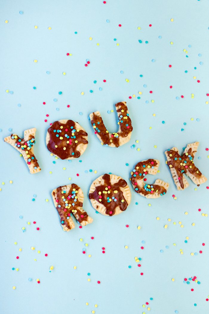 Kekse in Form von Buchstaben mit Schokolade und Zuckerstreuseln, Geschenke aus der Küche für Väter